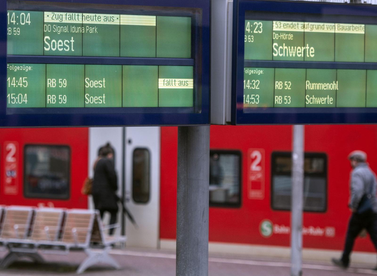 Zugausfälle sind auf einer Anzeigetafel im Hauptbahnhof zu lesen.