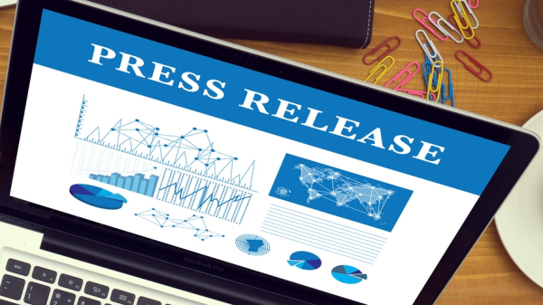 Arbeitsplatz mit Laptop, Zettel, Stift und Kaffee, © Shutterstock