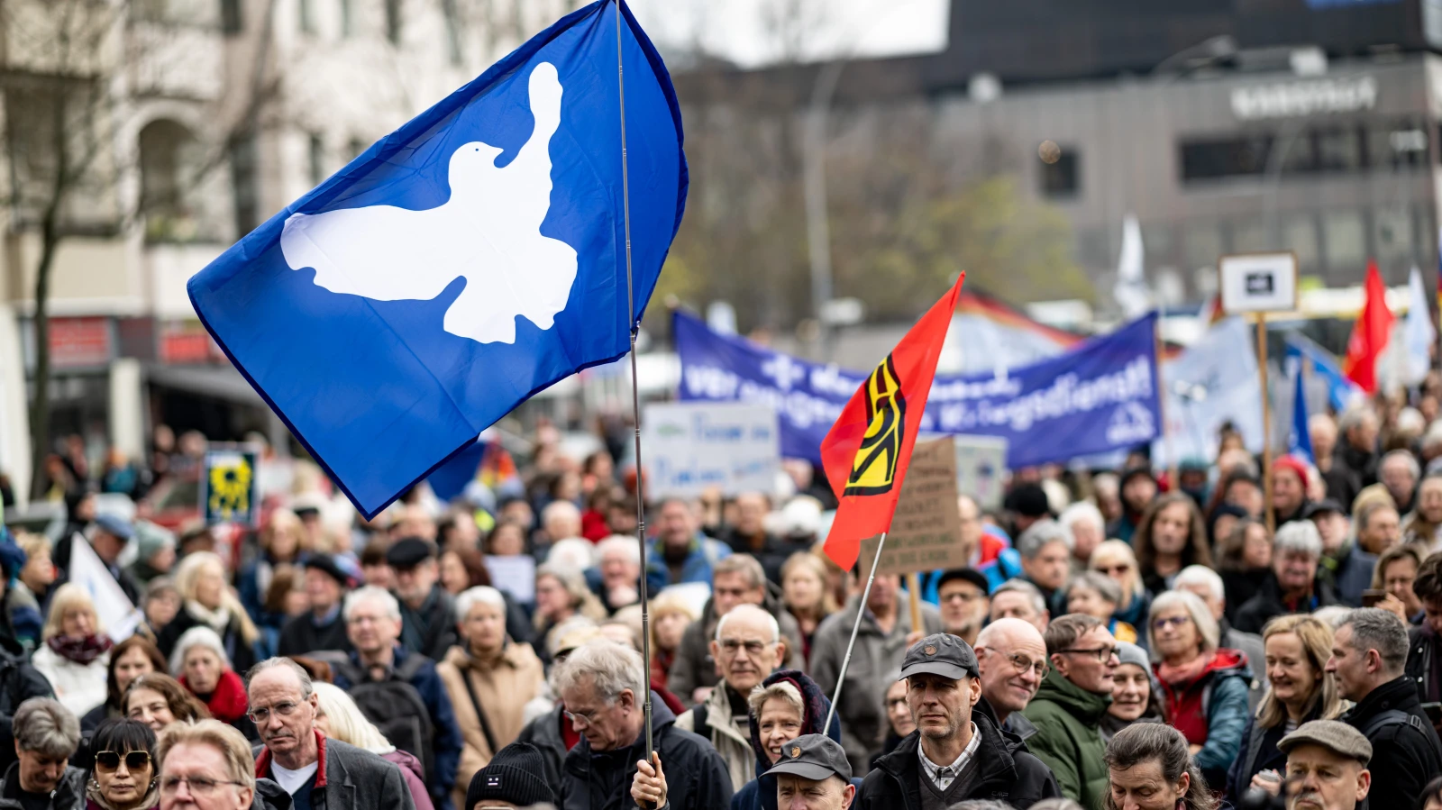 Bremen ve Bremerhaven'da Oster Yürüyüşleri Etkili Oluyor , © dpa Bremen ve Bremerhaven'da Oster Yürüyüşleri Etkili Oluyor , © dpa