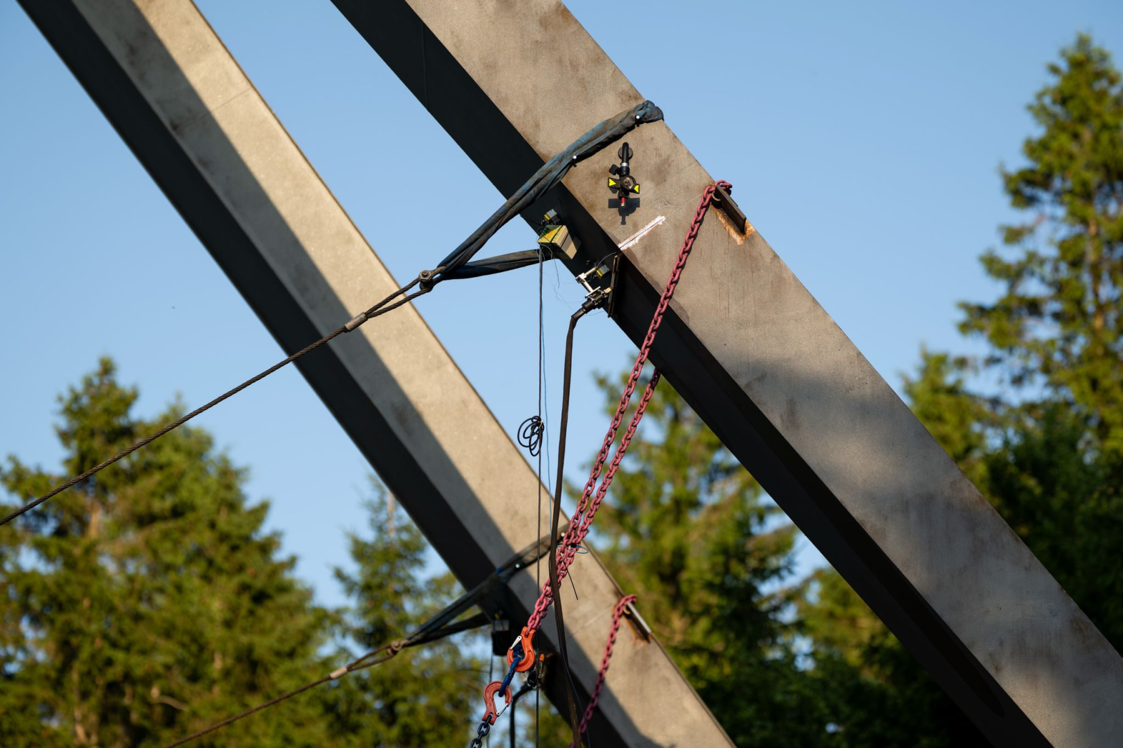Bis zu 700 Grad Celsius wären notwendig gewesen, den stählernen Schanzenturm in Brotterode zum Einknicken zu bringen - was misslang., © Jacob Schröter/dpa