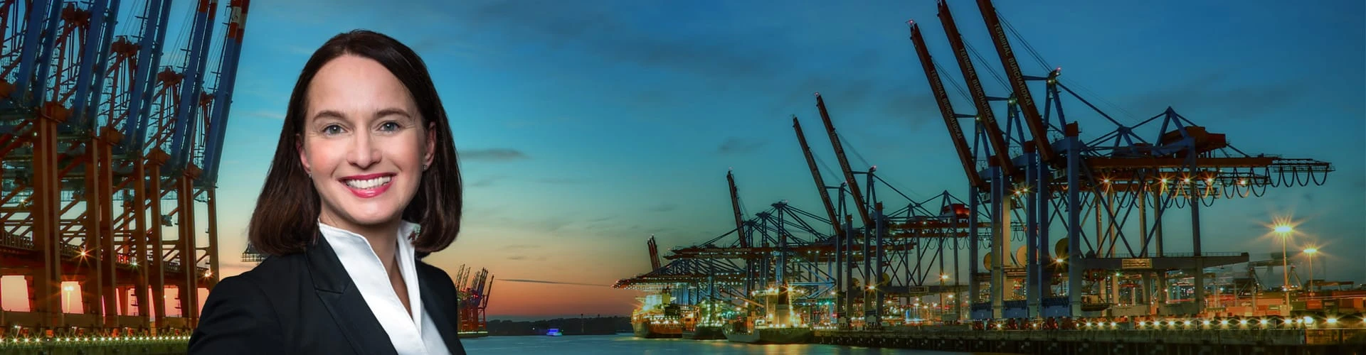 Frau vor den Hafenkränen, © Shutterstock Frau vor den Hafenkränen, © Shutterstock