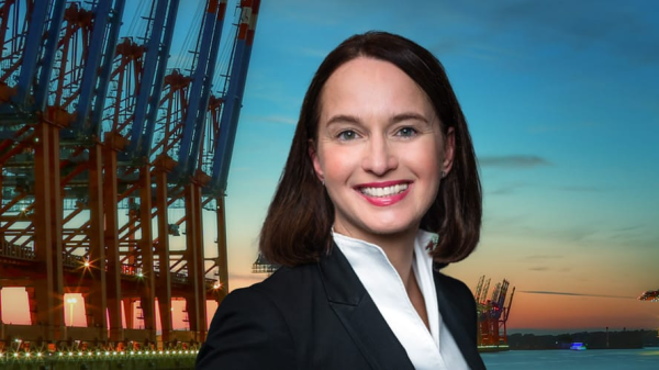 Frau vor den Hafenkränen, © Shutterstock