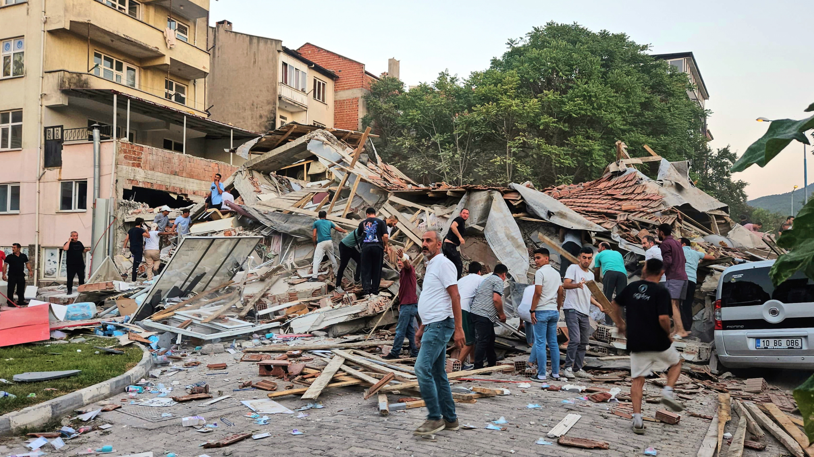 Fatih’te patlama sonrası iki bina çöktü, 9 kişi sağ kurtarıldı, © dpa