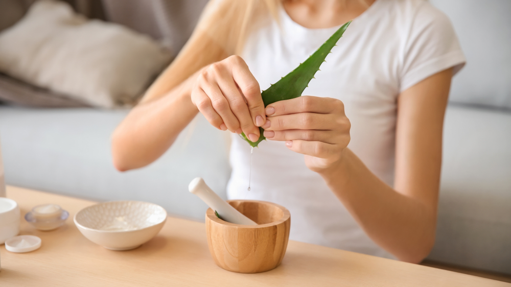 Aloe vera frau, © Shutterstock