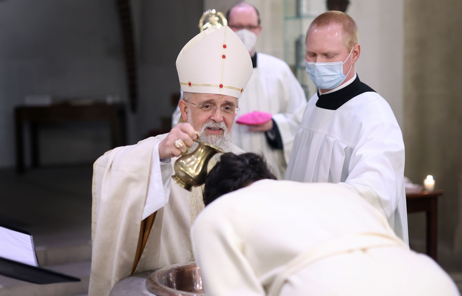 Der katholische Bischof des Bistums Magdeburg, Gerhard Feige, zelebriert eine Taufe.