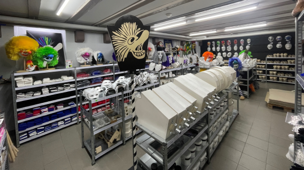 Einblick in den einzigen Fasnachtskeller-Shop von Basel, © Radio Basilisk