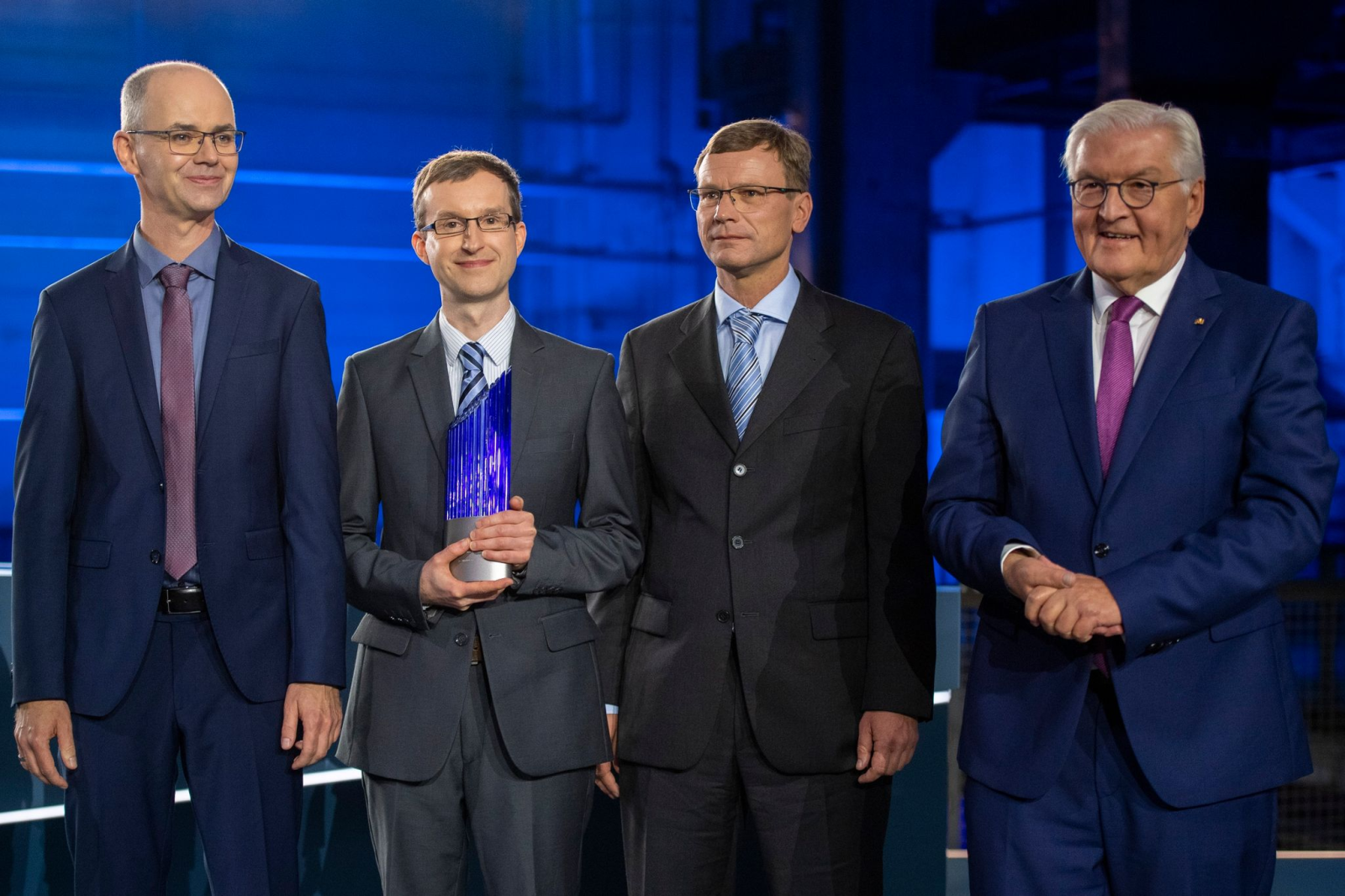 Bundespräsident Frank-Walter Steinmeier (r) mit den Gewinnern des Deutschen Zukunftspreises 2022.