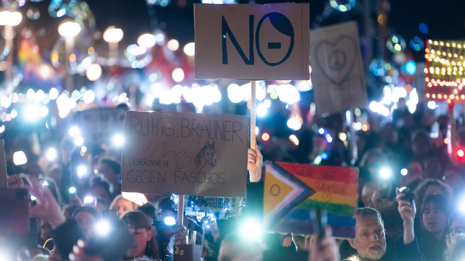 Zehntausende protestieren gegen Kurs der Union, © Christophe Gateau/dpa