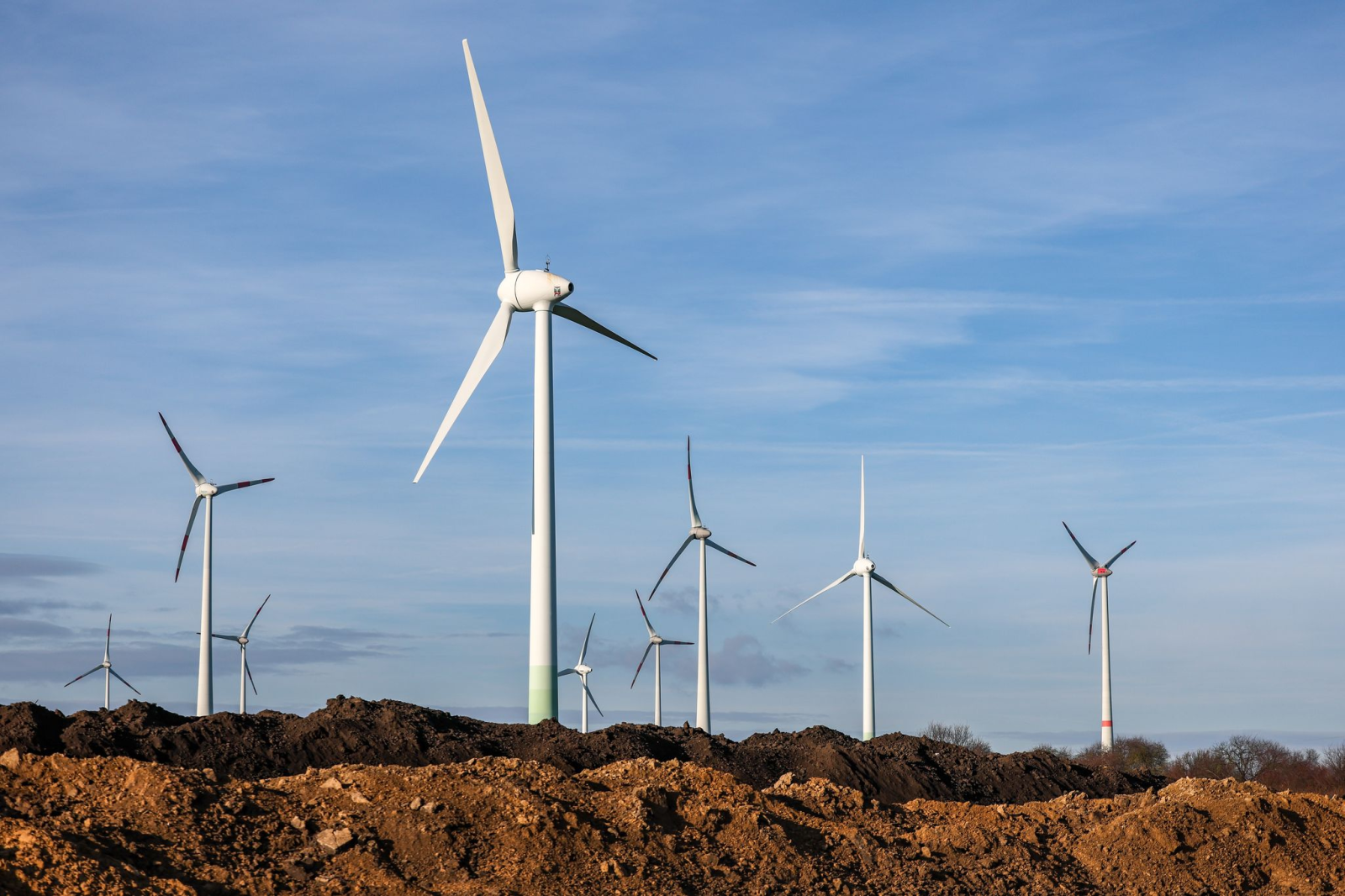  Bei Stromüberangebot müssen Netzbetreiber die Einspeisung von Wind- und Solaranlagen drosseln, um die Netze stabil zu halten (Illustration), © Jan Woitas/dpa