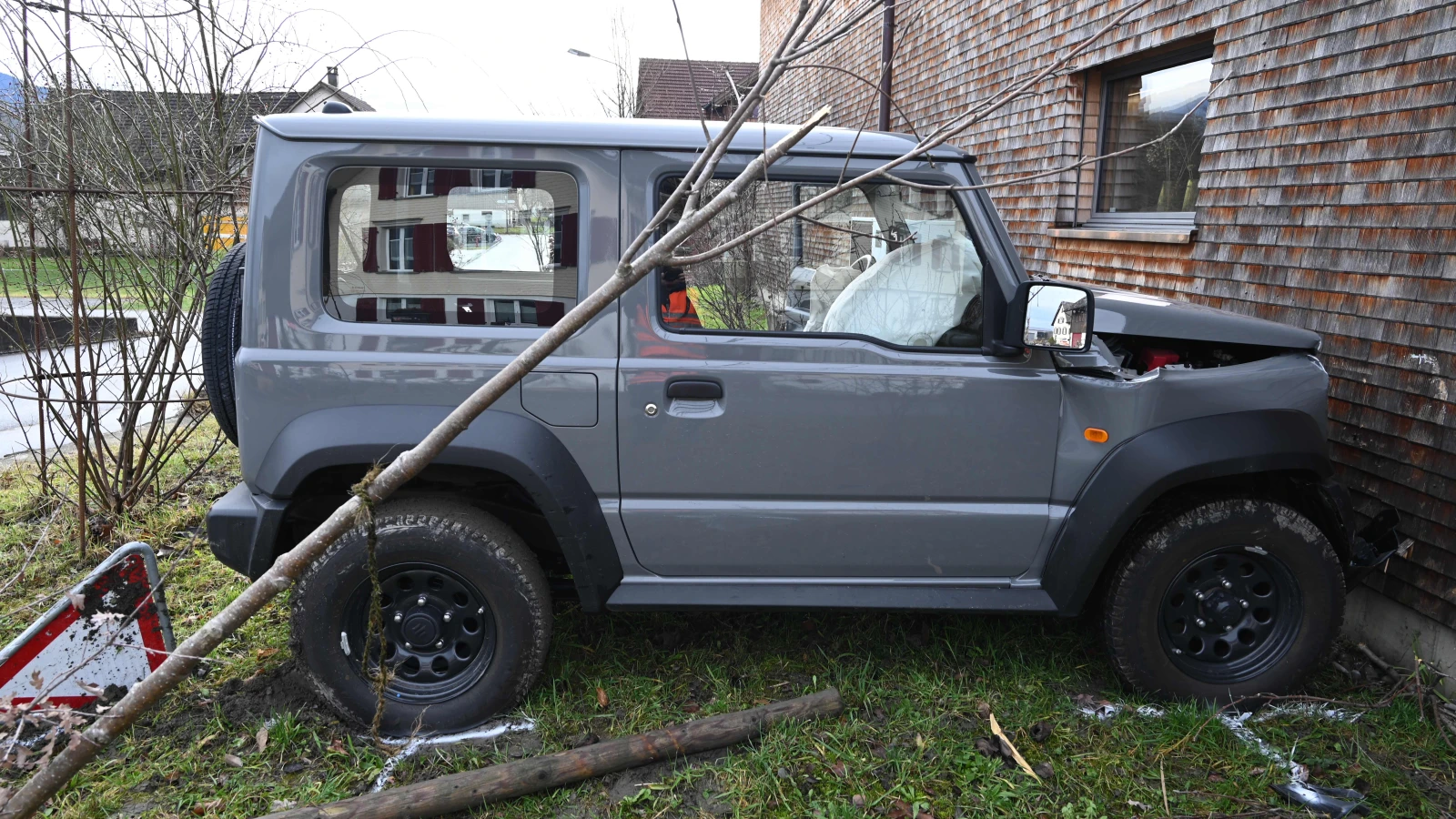 In Kriessern ist ein Auto in eine Hausmauer geprallt, © Kantonspolizei St. Gallen In Kriessern ist ein Auto in eine Hausmauer geprallt, © Kantonspolizei St. Gallen