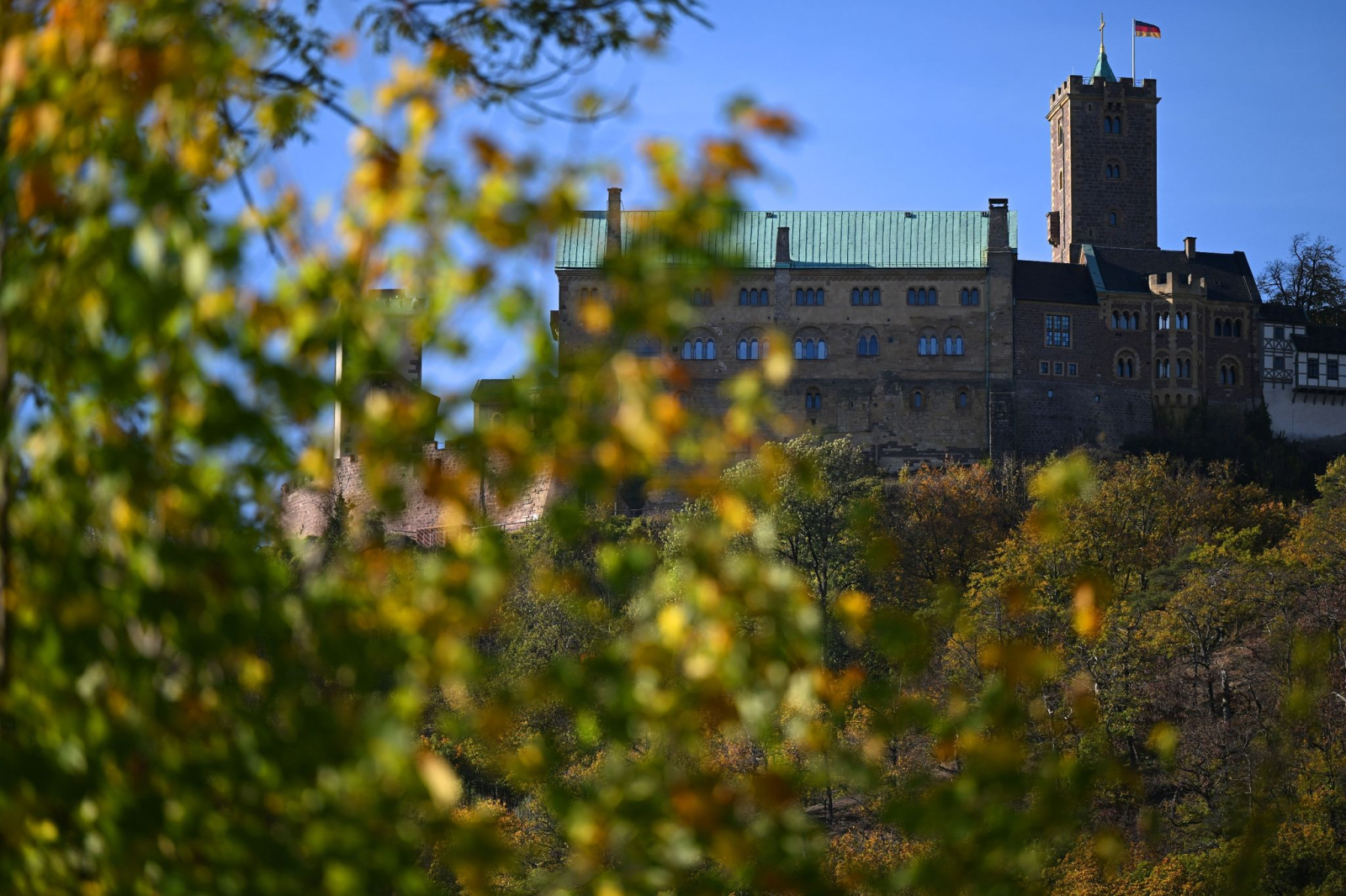 Herbstlich färbt sich das Laub der Bäume an der Wartburg bei Eisenach.