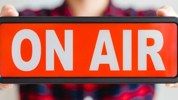 Mann hält ein On Air Schild in den Händen, © Shutterstock Mann hält ein On Air Schild in den Händen, © Shutterstock