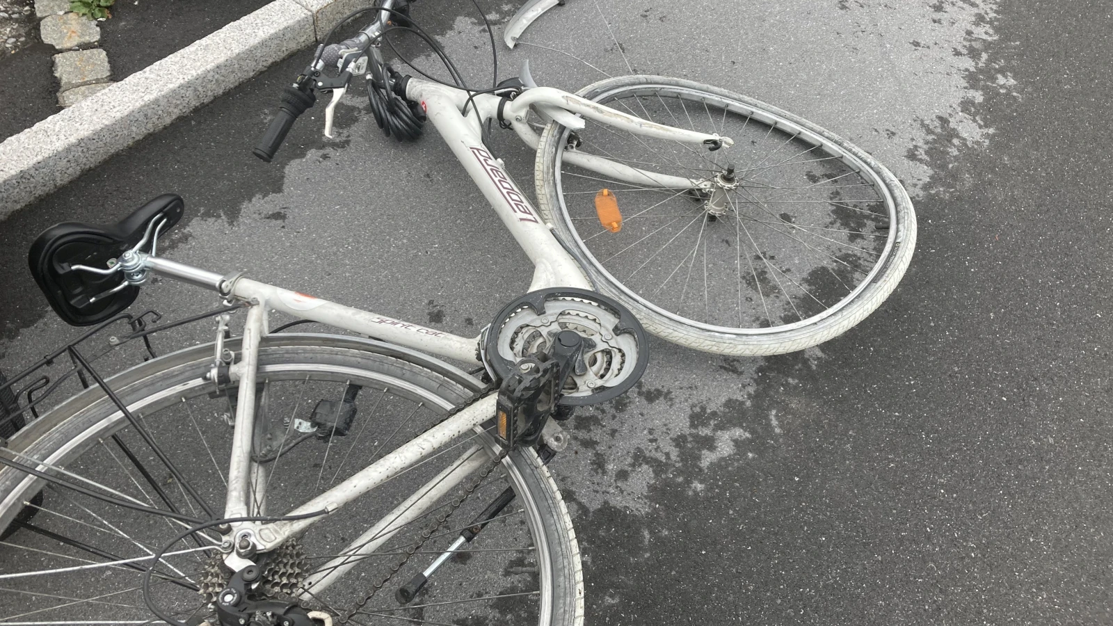 Verkehrsunfall Velo Fahrrad Auto, © Kantonspolizei Glarus Verkehrsunfall Velo Fahrrad Auto, © Kantonspolizei Glarus