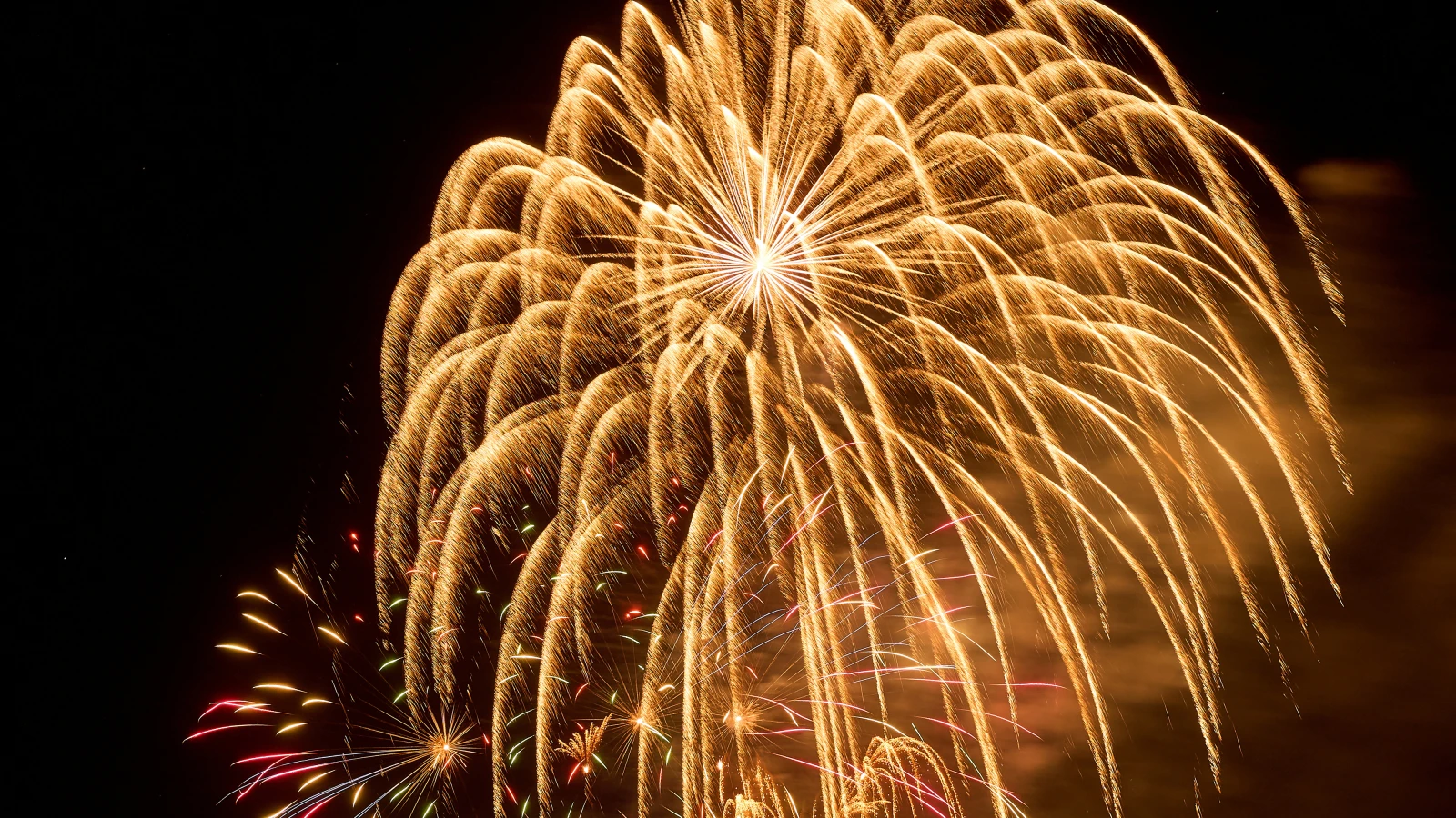 Havai Fişek Yarışması Maifeld’de (Olimpiyat Stadı Önü) Yarın Başlıyor!, © dpa Havai Fişek Yarışması Maifeld’de (Olimpiyat Stadı Önü) Yarın Başlıyor!, © dpa