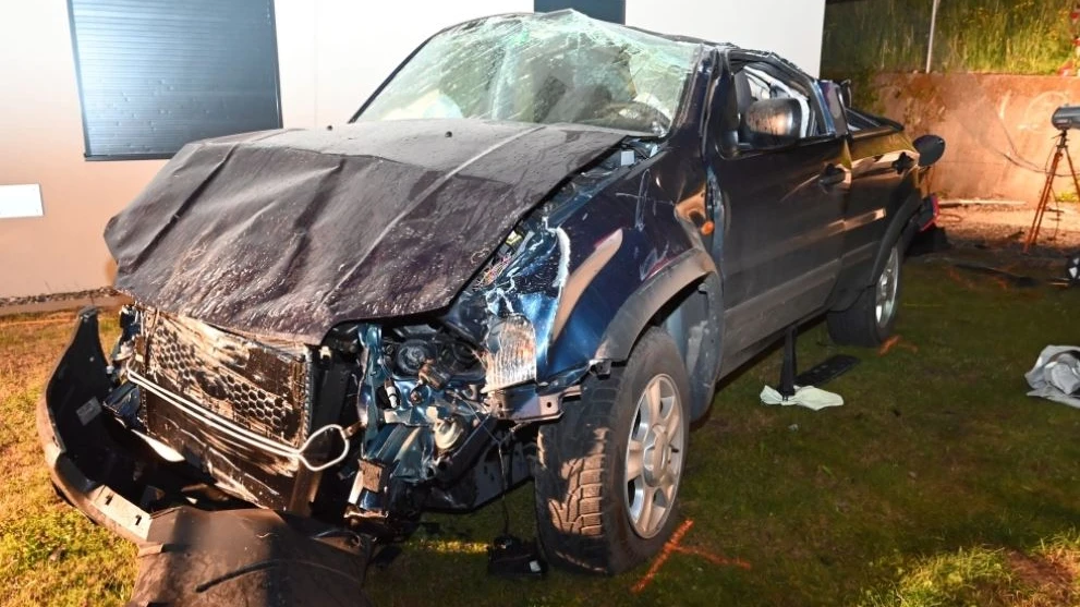 Autofahrer stirbt bei Selbstunfall in Unterterzen, © Kantonspolizei St. Gallen Autofahrer stirbt bei Selbstunfall in Unterterzen, © Kantonspolizei St. Gallen