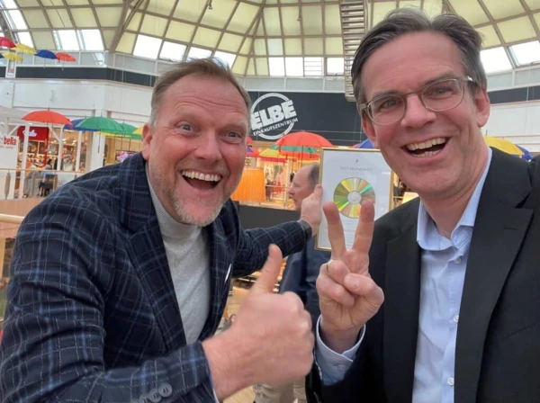 v.l. Gerhard Löwe – Centermanager ECE Marketplaces, Andreas Rohde Verkaufsdirektor & Prokurist bei MORE Marketing, © Andreas Rohde v.l. Gerhard Löwe – Centermanager ECE Marketplaces, Andreas Rohde Verkaufsdirektor & Prokurist bei MORE Marketing, © Andreas Rohde