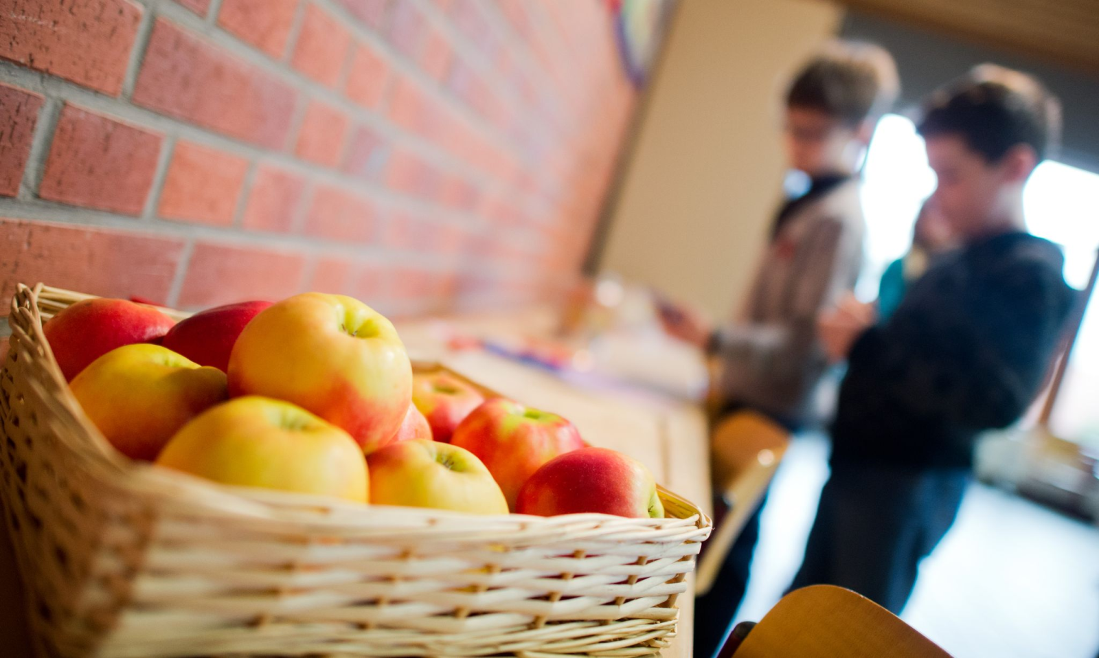 Äpfel liegen  in einer Grundschule in der Region Hannover (Niedersachsen) in einem Korb.