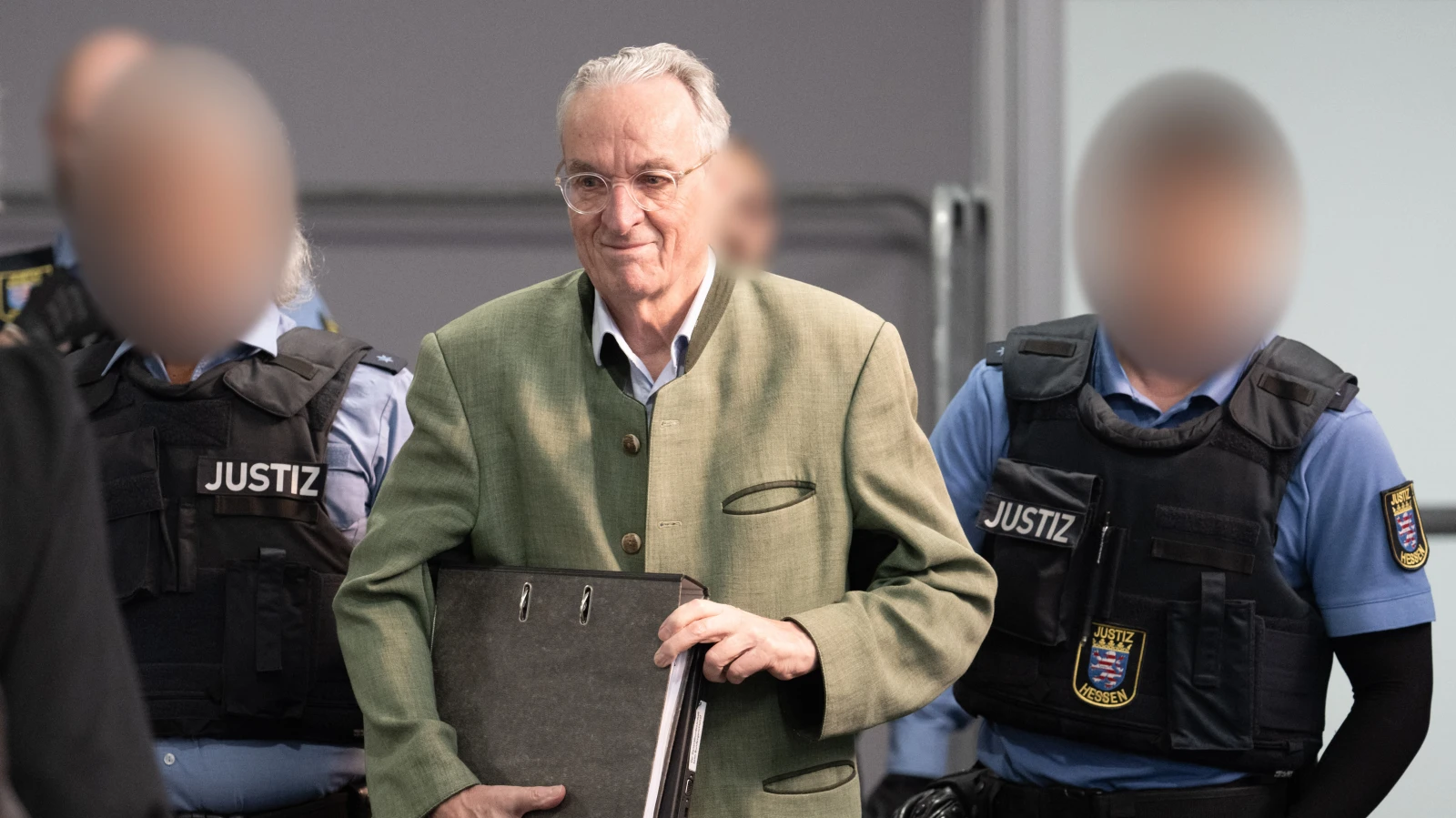 "Reichsbürger" İmparatorluk Vatandaşları terör örgütüne üye olma ve destek sağlama suçlamasıyla yargılanan iki sanığın davası devam ediyor, © dpa "Reichsbürger" İmparatorluk Vatandaşları terör örgütüne üye olma ve destek sağlama suçlamasıyla yargılanan iki sanığın davası devam ediyor, © dpa