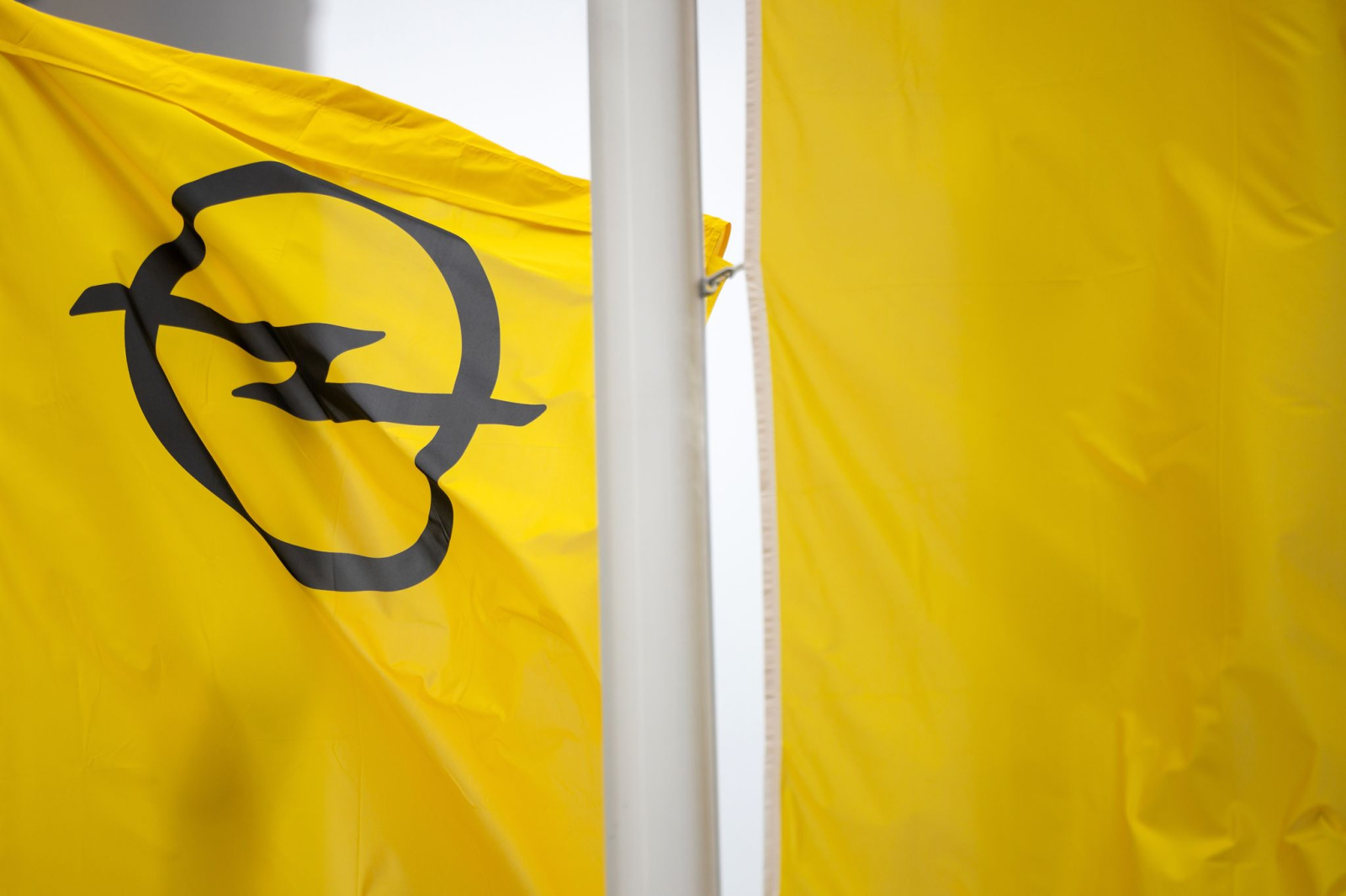 Eine Fahne mit dem Opel-Logo weht bei Opelwerk Eisenach.