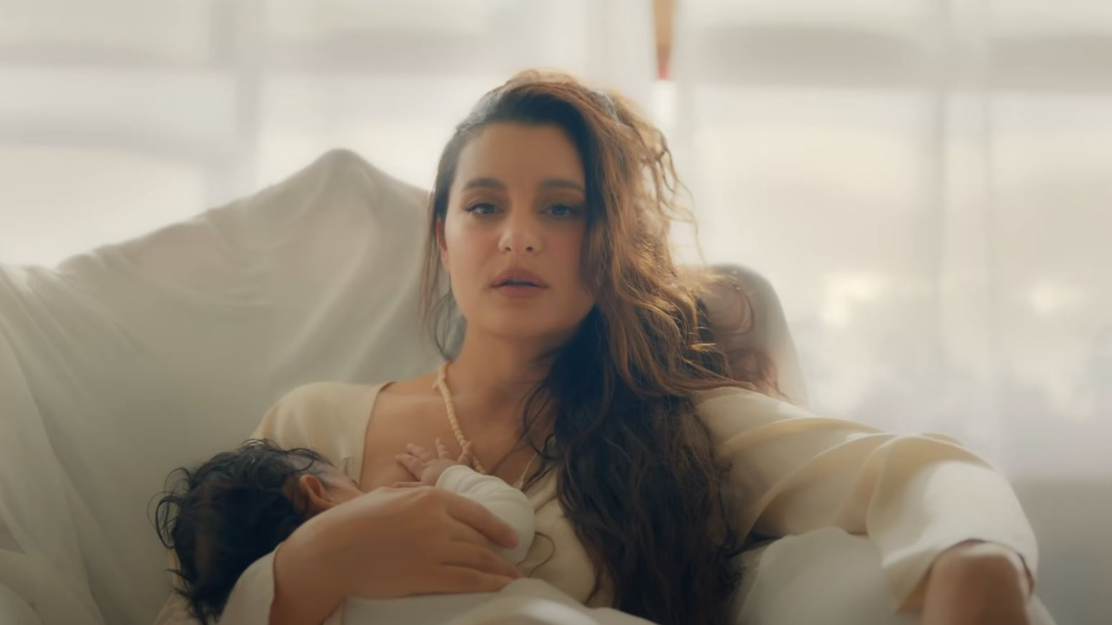 Atiye, Sezen Aksu’nun Yalısında Klip Çekti, © Youtube