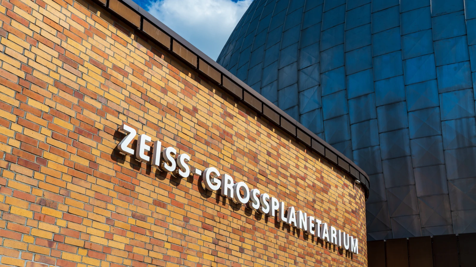 Berlin’de Astronomi Gecesi: Yıldızlar ve Gezegenler Üzerine Etkinlikler, © shutterstock Berlin’de Astronomi Gecesi: Yıldızlar ve Gezegenler Üzerine Etkinlikler, © shutterstock