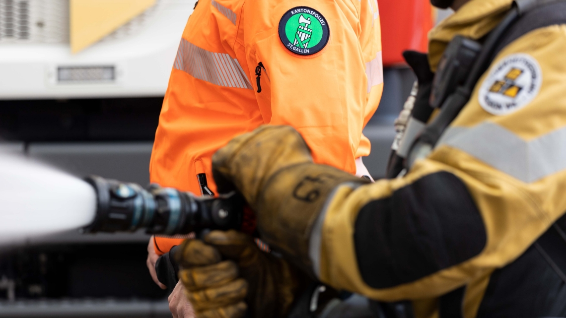 Wegen defekter Akkus: Rauchentwicklung in einer Firma in Berneck, © Kantonspolizei St. Gallen 
