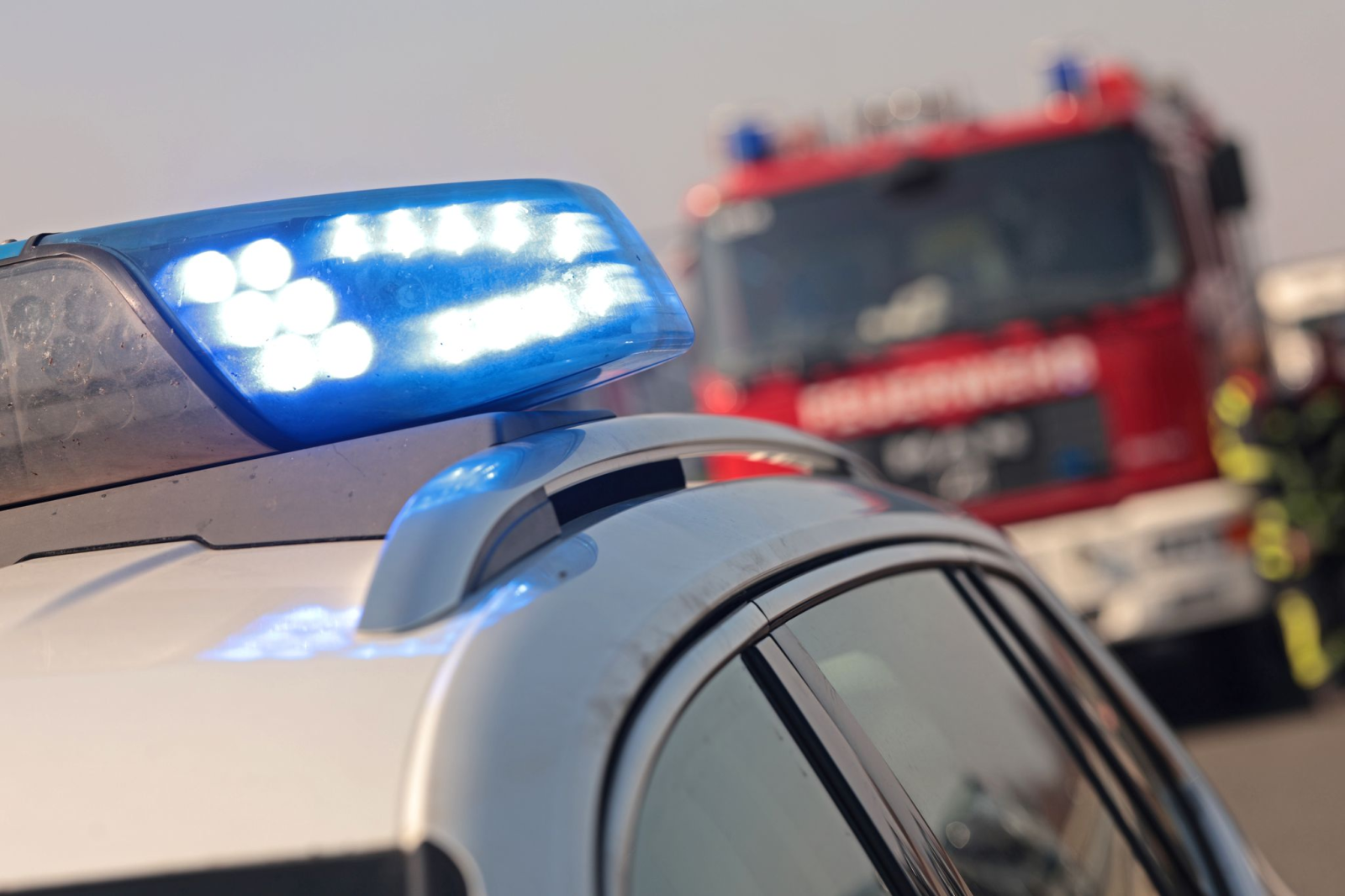 Polizei, Feuerwehr und Landeskriminalamt rückten wegen eines verdächtigen Briefes am Mittwoch aus. (Symbolbild), © Matthias Bein/dpa