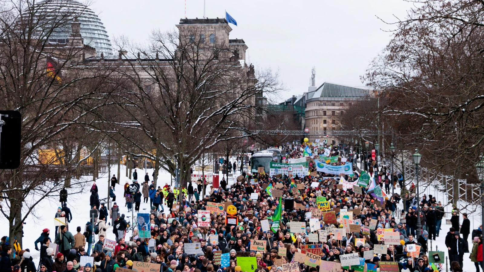 Berlin'de 30.000 Kişi Demokrasi ve Sosyal Adalet İçin Yürüdü, © dpa Berlin'de 30.000 Kişi Demokrasi ve Sosyal Adalet İçin Yürüdü, © dpa