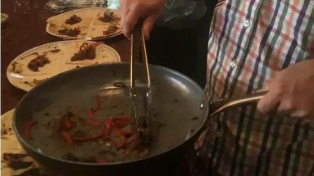 Mide bulandıran davet! Ampute edilen bacağının etinden arkadaşlarına yemek yaptı... "İnsan etinin tadını merak ediyorduk", © mynet.com