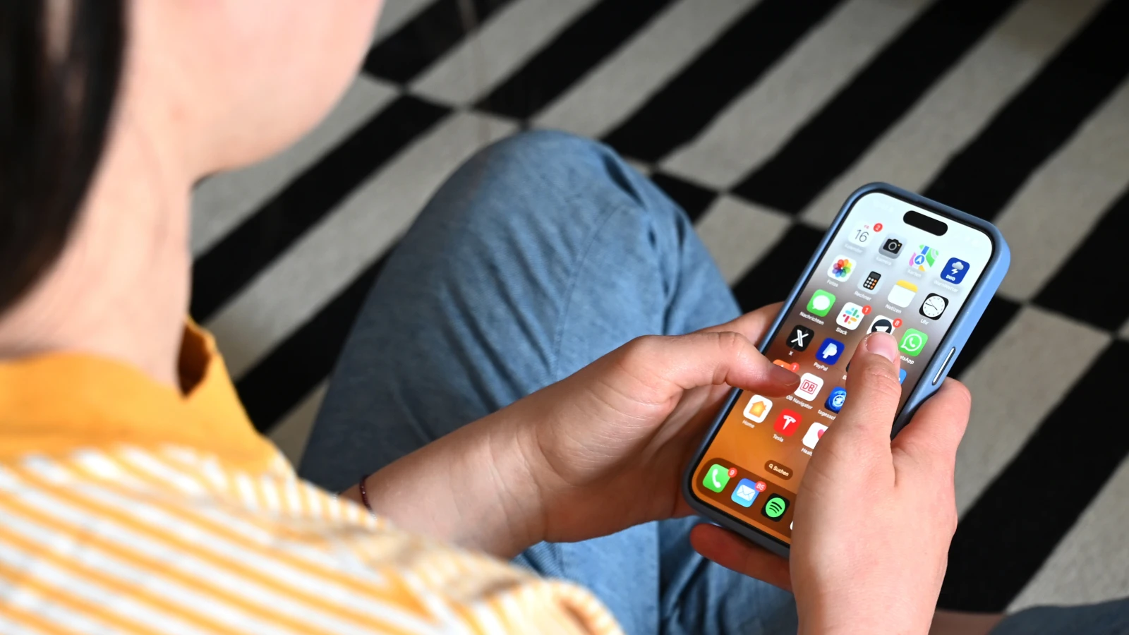 Arnsberg’de Cinsel İstismar Davası Başladı (snapchat), © Elisa Schu/dpa Arnsberg’de Cinsel İstismar Davası Başladı (snapchat), © Elisa Schu/dpa