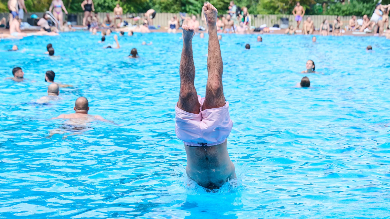 Berlin'deki Yazlık Havuzda Kaos: Kuyruk, Tartışma, Bekleme!, © dpa / Sembol Havuz Resmi Berlin'deki Yazlık Havuzda Kaos: Kuyruk, Tartışma, Bekleme!, © dpa / Sembol Havuz Resmi