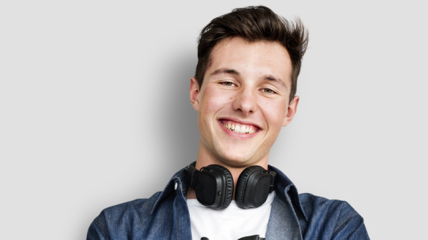 Junger Mann lächelnd, © Shutterstock