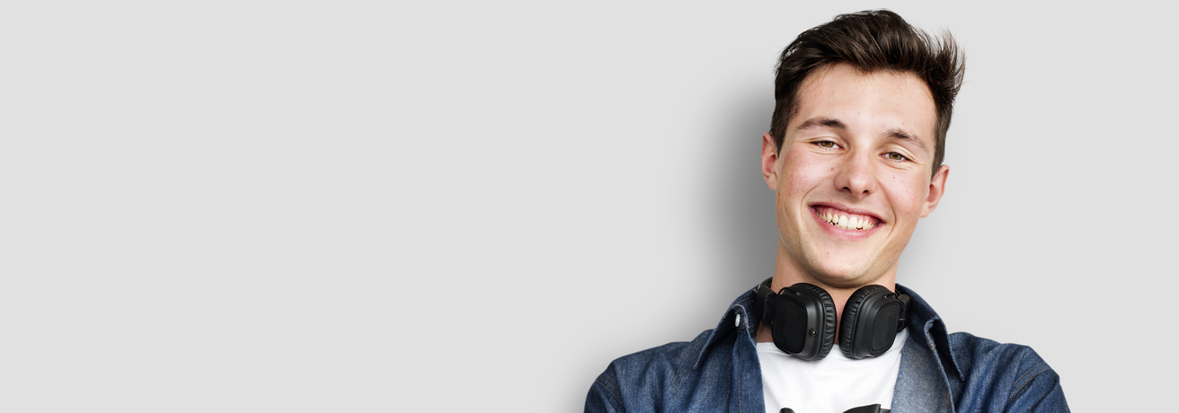 Junger Mann lächelnd, © Shutterstock