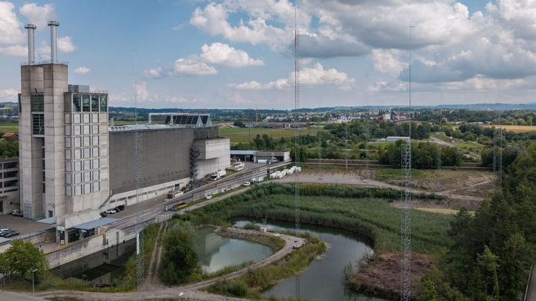 © Die neue KVA soll rechts neben der bestehenden Anlage gebaut werden. Bildquelle: KVA Thurgau