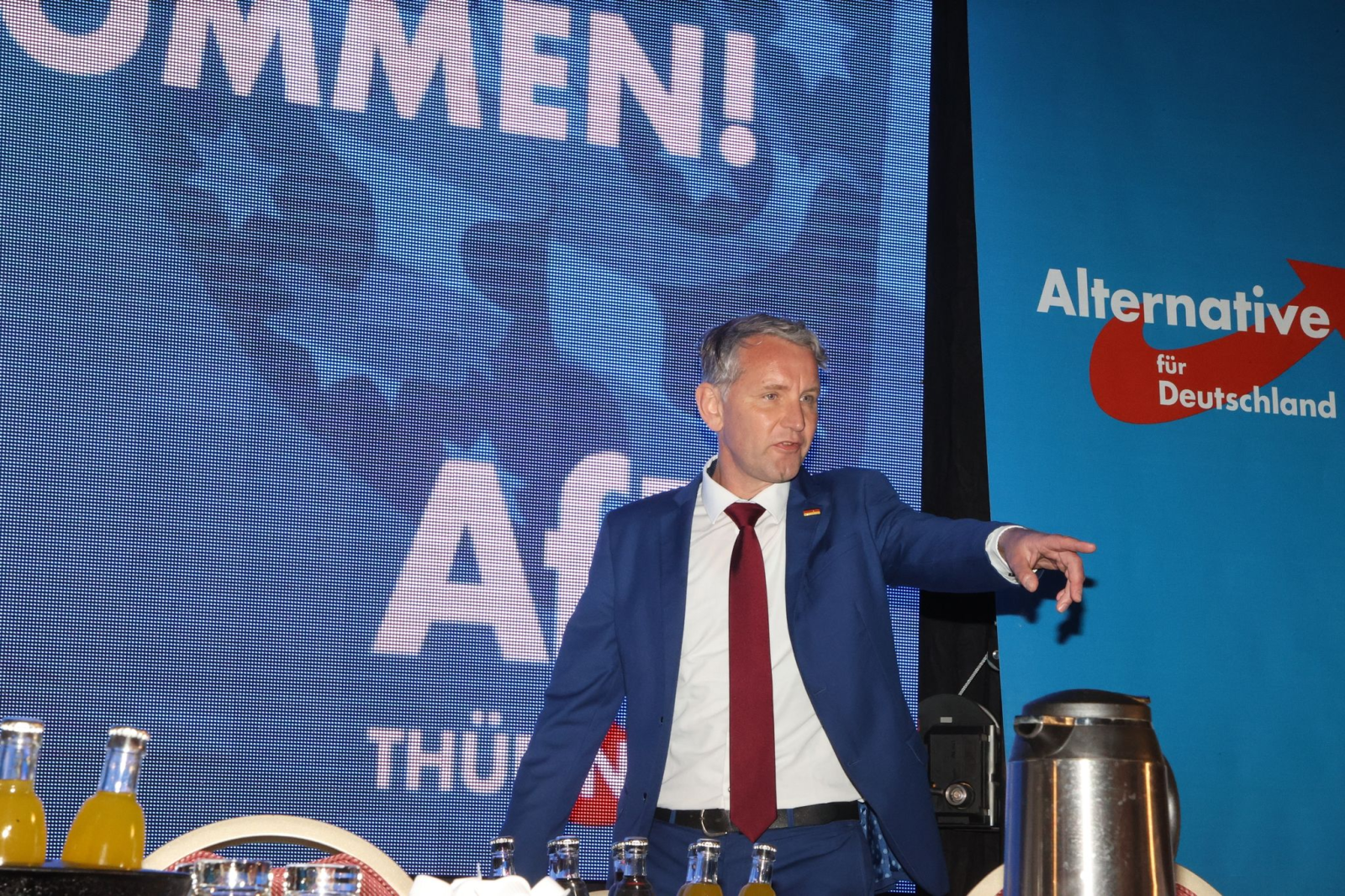 Björn Höcke, Vorsitzender der AfD in Thüringen, steht beim Landesparteitag auf dem Podium.