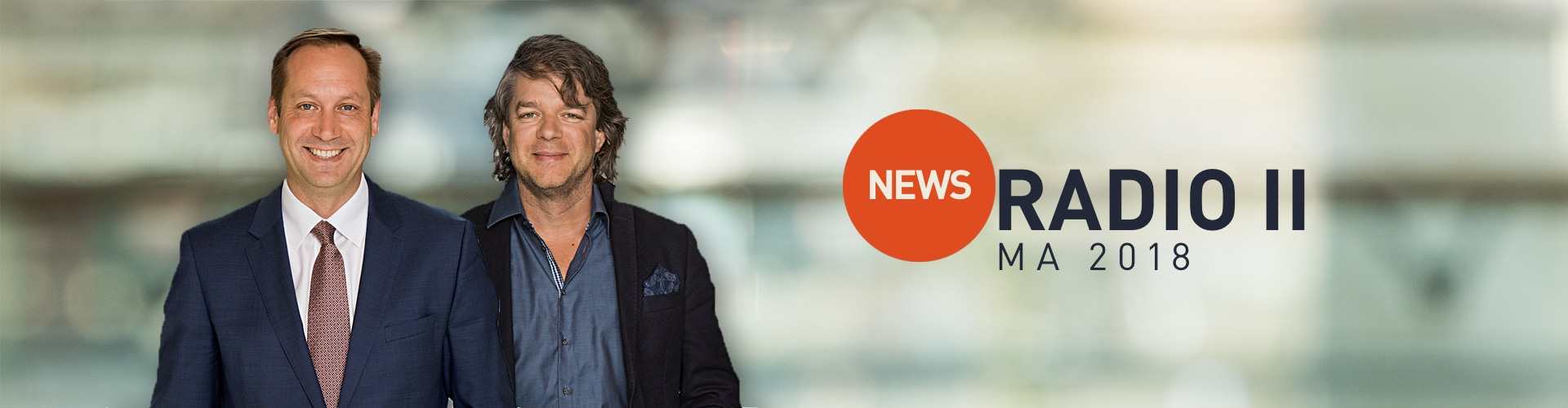 Patrick und ein andere Mann zusehen. Daneben steht NEWS Radio ll Ma 2018, © more Marketing