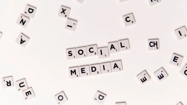 Warum echte Stimmen heute mehr verkaufen als jeder KI-Post, © Visual Tag Mx Warum echte Stimmen heute mehr verkaufen als jeder KI-Post, © Visual Tag Mx