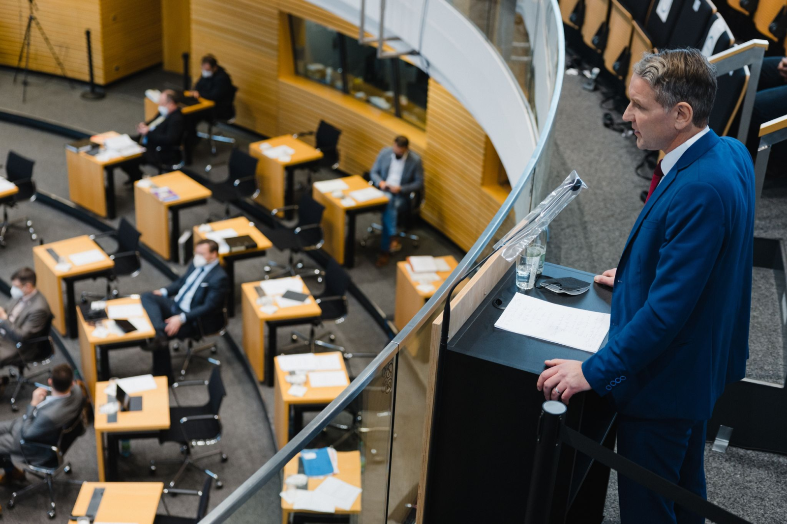 Björn Höcke, Thüringer AfD-Fraktionschef, spricht im Thüringer Landtag von der Tribüne.