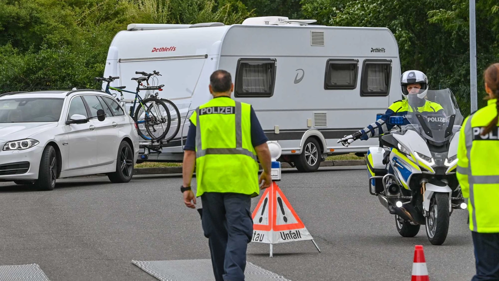 Die Polizei kontrolliert Wohnmobile, © Picture Alliance Die Polizei kontrolliert Wohnmobile, © Picture Alliance