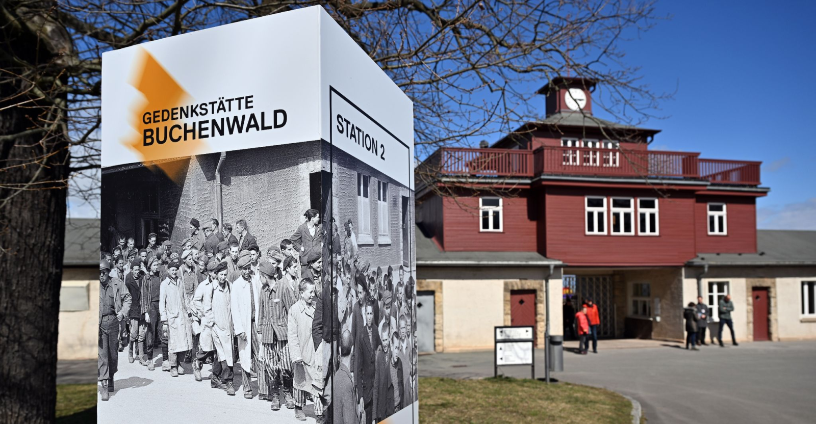 Gedenkstätte Buchenwald steht auf einer Infotafel am Tor des einstigen NS-Konzentrationslagers.