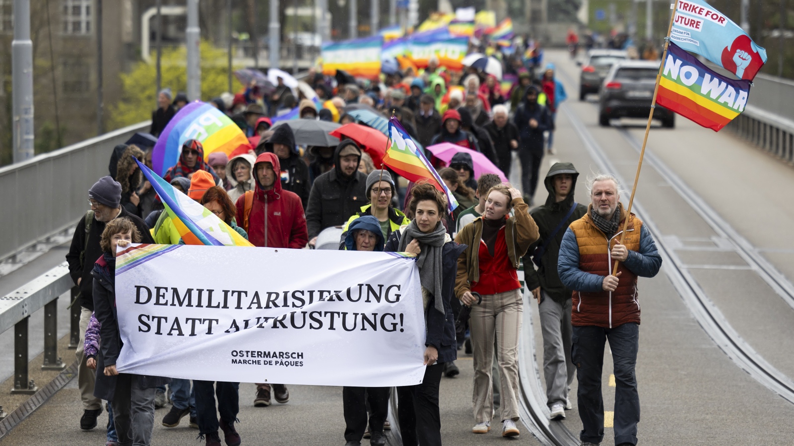 Hunderte protestieren an Berner Ostermarsch, © Keystone / Peter Klaunzer