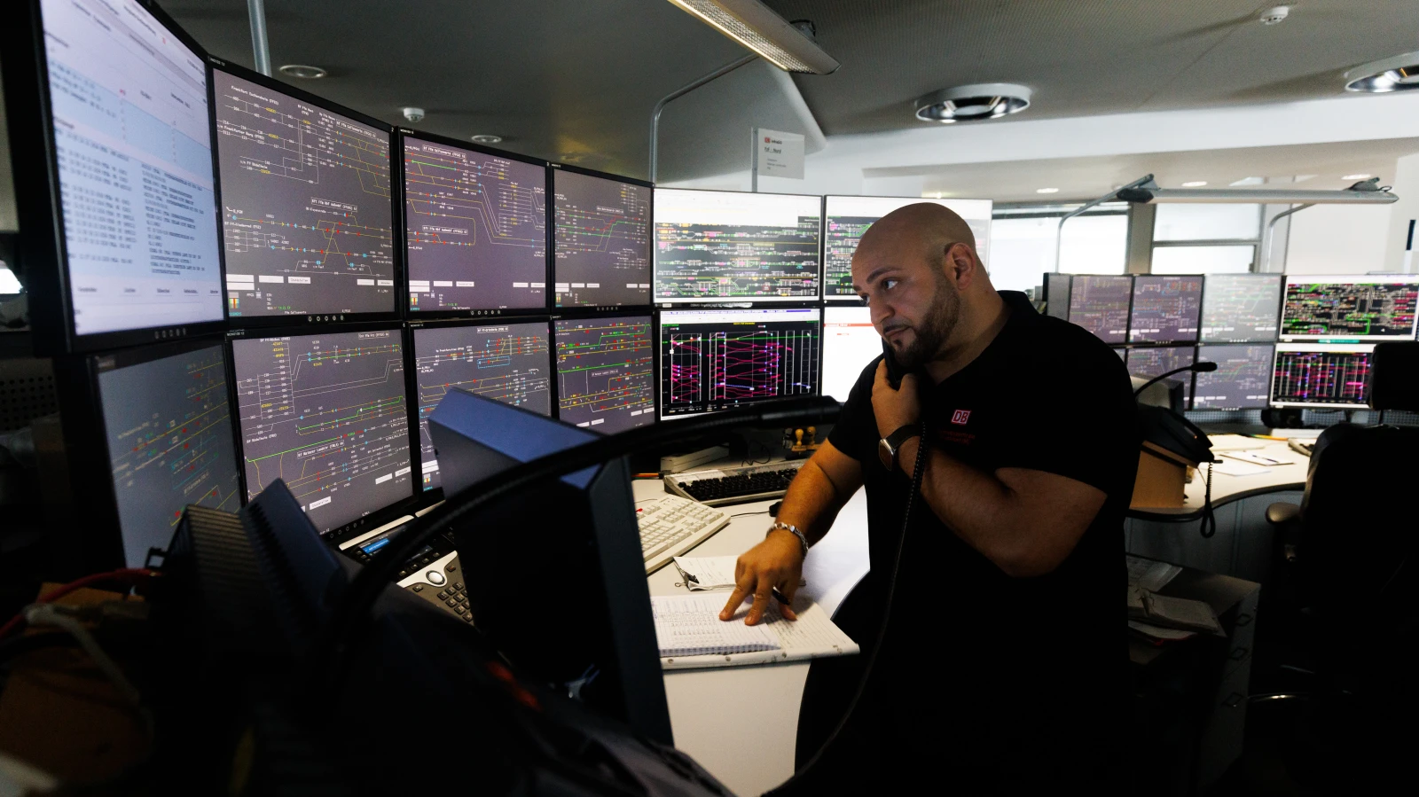 Hessen'de personel eksikliği nedeniyle tren seferlerinin sık sık iptal edilmesi, yolcular için büyük bir sorun olmaya devam ediyor. , © Foto: Lando Hass/dpa Hessen'de personel eksikliği nedeniyle tren seferlerinin sık sık iptal edilmesi, yolcular için büyük bir sorun olmaya devam ediyor. , © Foto: Lando Hass/dpa