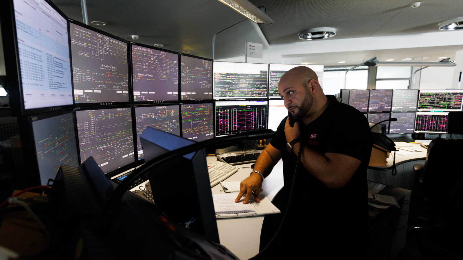 Hessen'de personel eksikliği nedeniyle tren seferlerinin sık sık iptal edilmesi, yolcular için büyük bir sorun olmaya devam ediyor. , © Foto: Lando Hass/dpa 