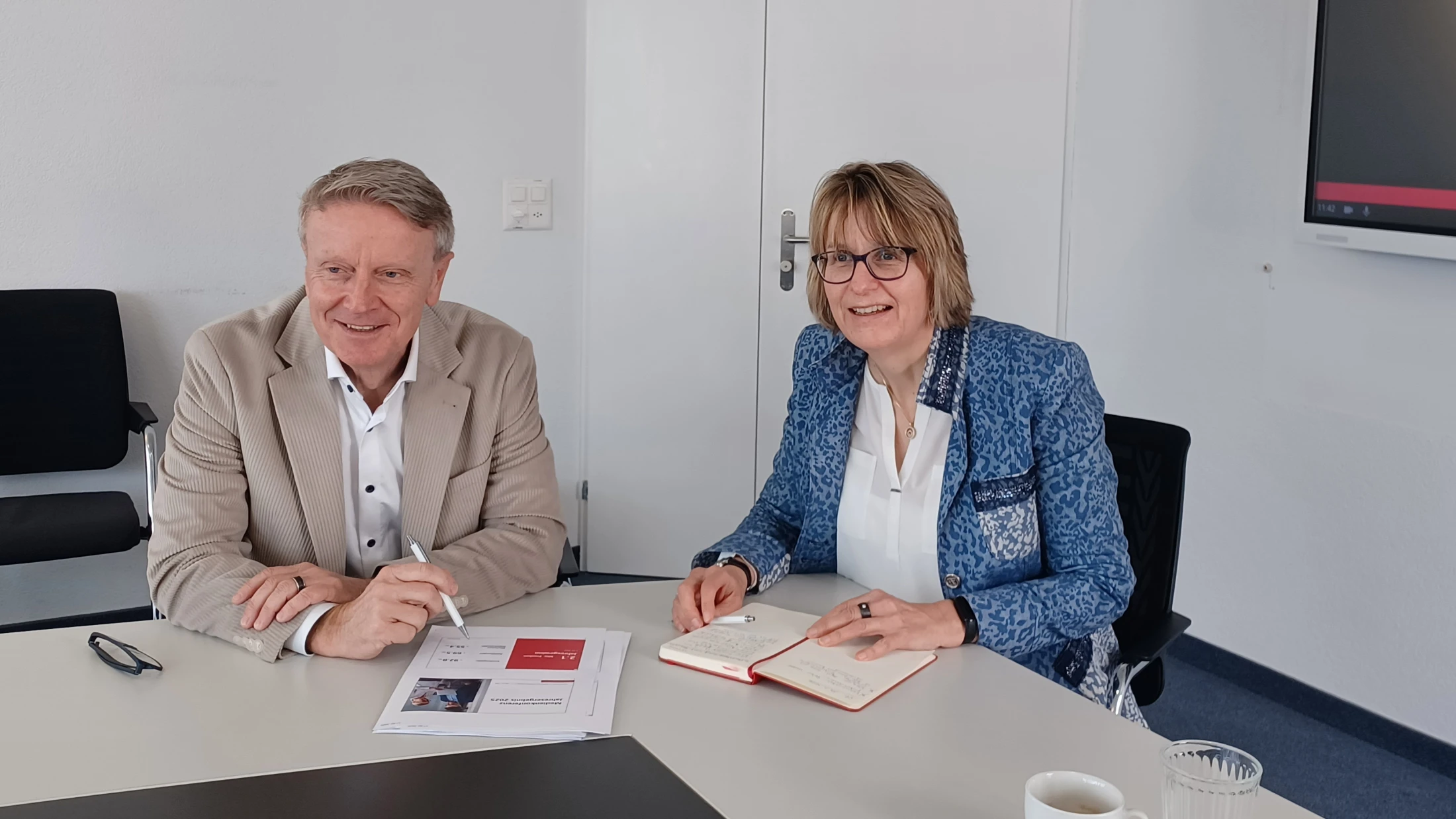 © Radio Munot, Jahresbilanz Raiffeisen Schaffhausen: links: CEO Daniel Landolt, rechts: Verwaltungspräsidentin Karin Steinemann © Radio Munot, Jahresbilanz Raiffeisen Schaffhausen: links: CEO Daniel Landolt, rechts: Verwaltungspräsidentin Karin Steinemann