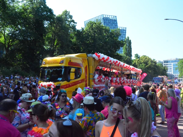 Truck in Menschenmenge, © Radio Hamburg Truck in Menschenmenge, © Radio Hamburg