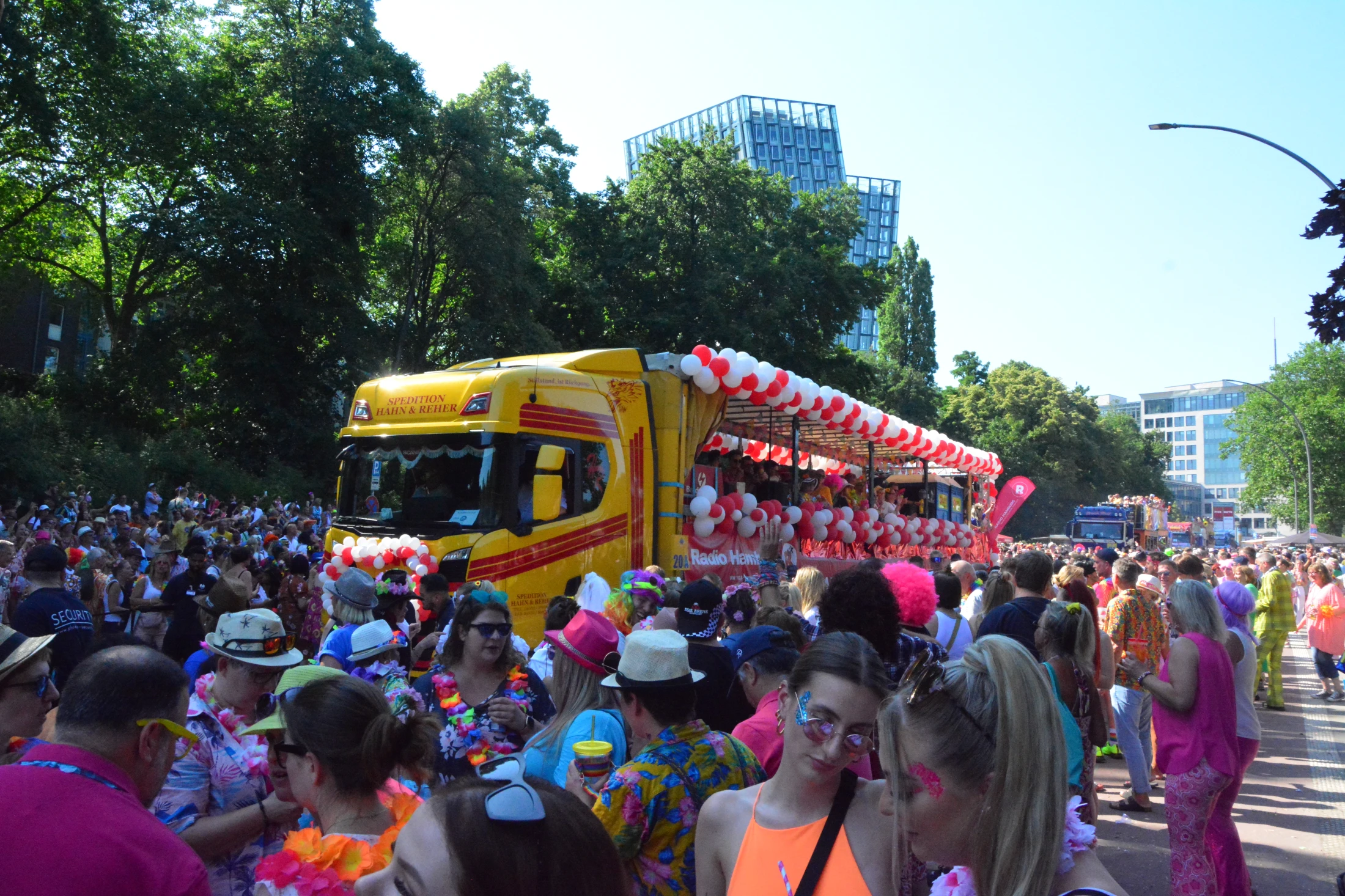Truck in Menschenmenge, © Radio Hamburg Truck in Menschenmenge, © Radio Hamburg
