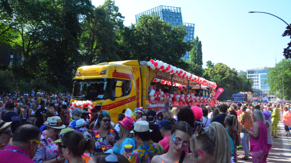 Truck in Menschenmenge, © Radio Hamburg