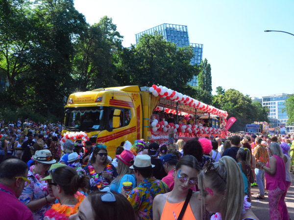 Truck in Menschenmenge, © Radio Hamburg