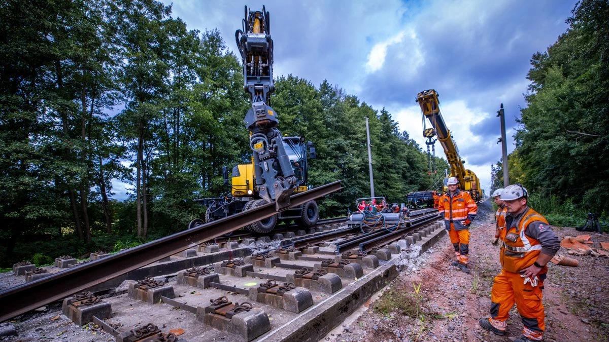 Berlin-Hamburg Demiryolunda Tadilat Planlandığı Gibi İlerliyor!, © dpa Berlin-Hamburg Demiryolunda Tadilat Planlandığı Gibi İlerliyor!, © dpa
