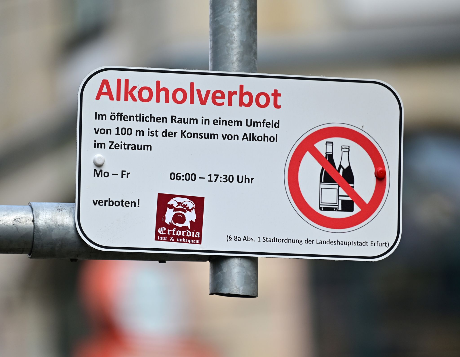 In Thüringen gibt es unter anderem in Erfurt, Jena, Eisenach und Gera Verbotszonen für Alkoholkonsum. (Archivfoto), © Martin Schutt/dpa